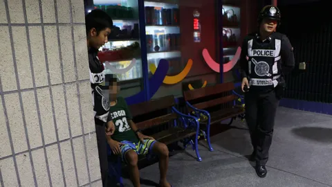 โธ่ทิ้งกันได้! หนุ่มแว้นเซ็งแก๊งแตกฮือ เพื่อนปล่อยถูกตำรวจจับคนเดียว