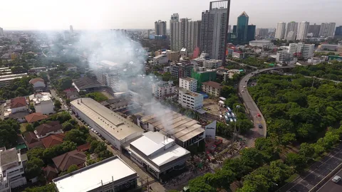 ด่วน! ไฟไหม้โรงพิมพ์หนังสือพิมพ์บ้านเมือง ดับเพลิงเร่งรุดระงับเหตุ (คลิป)