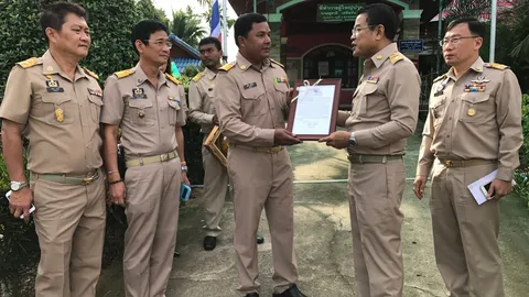 บิ๊กตู่ฝากชม ผญบ.คลองท่อม ควักกระเป๋าซ่อมถนนเอง ผู้ว่าฯมาหาถึงบ้าน