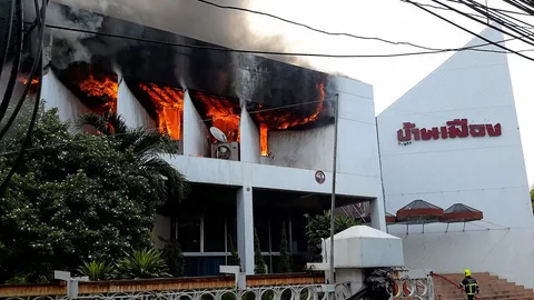 เพลิงเผานสพ.บ้านเมือง วอดยับ! ไฟฟ้าลัดวงจรไหม้ฝ้าที่ชั้น3 '‘กองบก.' เดิม (คลิป)