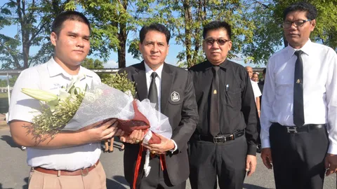 ร.ร.เบญจมราชูทิศ เมืองคอน จัดพิธียินดี น้องเก๊ต ที่ 1 แอดมิชชั่นปี 60