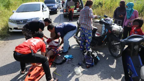 สาวขี่ จยย.พ่วงข้างพาญาติไปตลาด งูเหลือมเลื้อยตัดหน้า รถล้มคว่ำเจ็บ 5