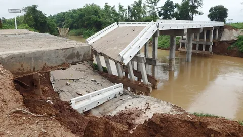 นครพนมฝนตกหนัก น้ำเซาะสะพานสร้างเสร็จ 1 เดือน งบ 7 ล้าน ทรุด!