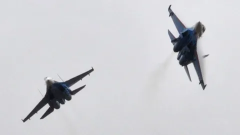 ‘ซู-27’ รัสเซียทำเสียว! โฉบใกล้บินลาดตระเวนมะกัน ห่างแค่เมตรครึ่ง