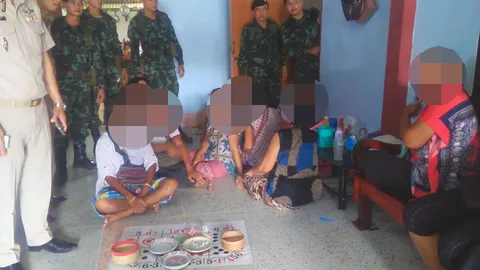 โทษฝนตก กรีดยางไม่ได้ ชวนกันเขย่าไฮโล ผีพนันโดนรวบ 15 คน