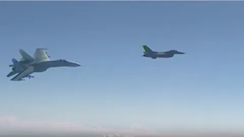 หวิดมีเรื่อง! ‘ซู27’ รัสเซียโชว์มิสไซล์ ไล่ ‘F16’ นาโตตามประกบบินรมต. (คลิป)