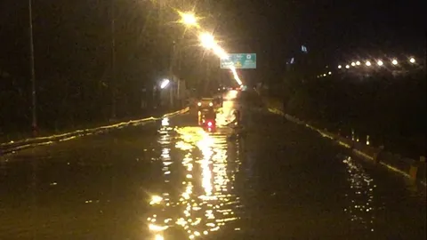 ฝนถล่มพัทยา นานกว่า 1 ชม. น้ำขังหลายจุด ถนนเลียบทางรถไฟอ่วมหนัก