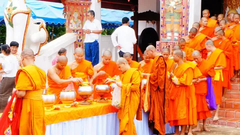 สืบสานประเพณี "ใส่บาตรเทียน" งานบุญ..หนึ่งเดียวในไทย