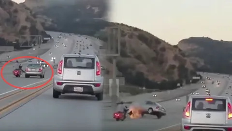 เขม่นกันจนได้เรื่อง!หนุ่มซิ่งจยย.ยกเท้าถีบรถเก๋ง ก่อนจบลงแบบนี้ (คลิป)