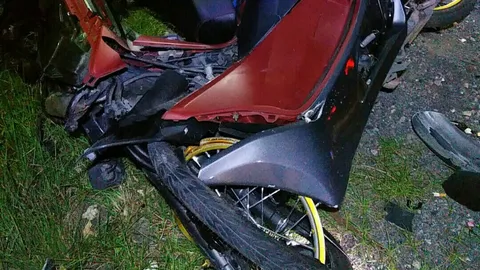 จยย.ฝ่าความมืดชนสนั่นล้อบิด พันจ่าทหารเรือ-หนุ่มวิน ดับคาที่ 2 ศพ