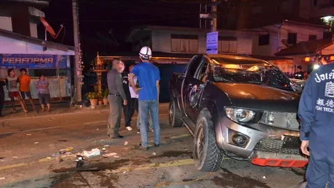 กระบะซิ่งชนยับจยย. ไถลฟาดเสาไฟพลิกคว่ำ ในซอยลาดปลาเค้า ดับ 1 เจ็บ 2