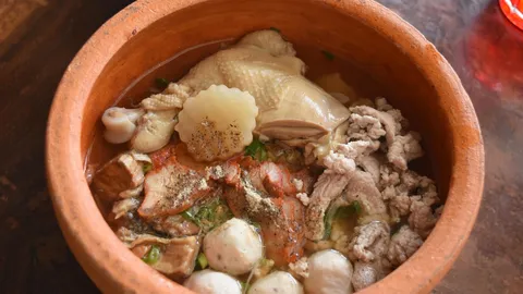 ซุปอร่อยต้องยกซด! ก๋วยเตี๋ยวโอ่งเมืองสองแคว ร้อยบาทเครื่องแน่นจุใจ (คลิป)