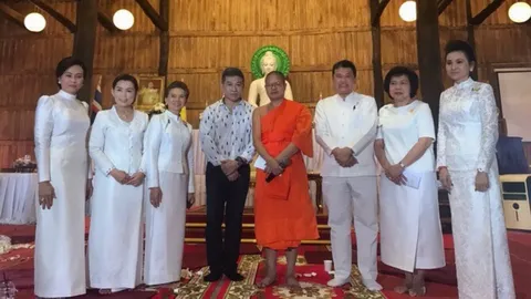 ท่าน ว.วชิรเมธี ร่วมกับสภาสตรีฯ ประดิษฐ์ดอกไม้จันทน์ ถวาย 'ในหลวง ร.9'