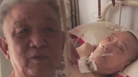 รักแท้มีอยู่จริง! น้ำตารื้น ครูจีนดูแลเมียนอนอัมพาต12ปี เพื่อเฝ้ารอปาฏิหาริย์ (ชมคลิป) 