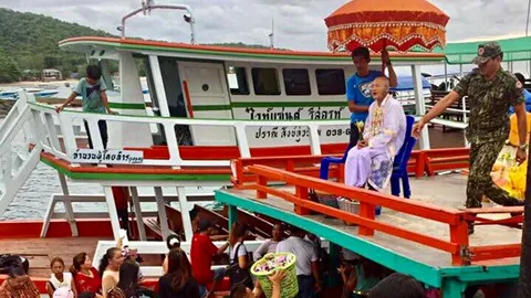 เพิ่งเคยเห็น! แห่นาคข้ามทะเลมาบวชที่เพ ก่อนกลับไปจำวัดเกาะแก้วพิศดาร