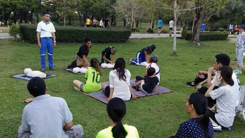 ยกนิ้วให้!! 'ครูข้างถนน' สอนปฐมพยาบาลกลางสวนสาธารณะภูเก็ต