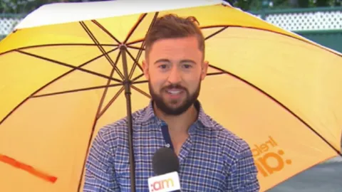 ฮาทั้งสตูดิโอ! ผู้ประกาศข่าวไอร์แลนด์ถูกลมพัดปลิวกลางรายการสด (คลิป)