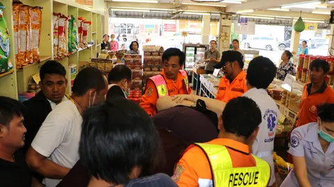 ฝาท่อหักบาดขา ต่างชาติหนักเกือบ 200 โลหมดสติ ระดมคนนับสิบแบกส่ง รพ.