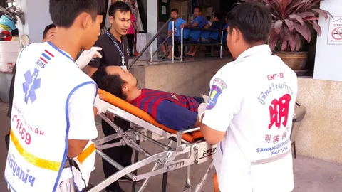 พ่อบังเกิดเกล้าทะเลาะกับลูก คว้ามีดแทงปักคาท้อง ก่อนขี่ จยย.หลบหนี