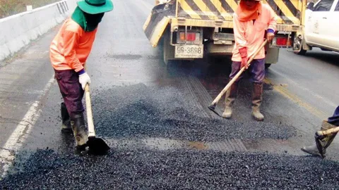 เสริมผิวถนนแก้น้ำท่วมถนนบางขุนเทียนชายทะเล