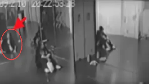 หลอนสุดๆ! สาวฝึกเต้นรำ สุดช็อก เจอผีโผล่ในกระจก จนรีบเผ่น (คลิป)