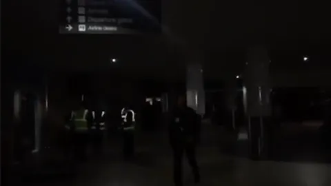 มืดตึ๊ดตื๋อ! สนามบินสกอตแลนด์ไฟดับพึ่บ ผู้โดยสารผวา ต่อแถวยาวในความมืด