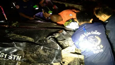 แซงไม่พ้น รถฉุกเฉินรพ.มะนัง ชนประสานงากระบะ พังยับ ดับคาที่ 1 สาหัส 1