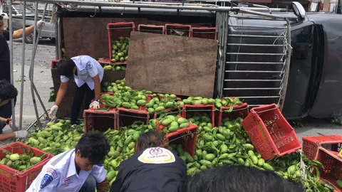 ต้นเหตุติดยาว 3 กม. รถบรรทุกมะม่วงคว่ำเทกระจาด หน้าตลาดบางขัน