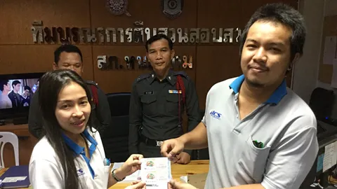 เศรษฐีป้ายแดง! คุณตาให้โชคสาวศรีราชา เฮลั่นถูกรางวัลที่ 1 รับ 6 ล้าน 