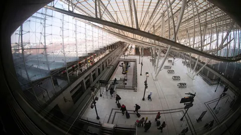 ระทึก! อพยพคนนับพันจากสนามบินปารีส พบคนบุกพื้นที่ห้ามเข้า