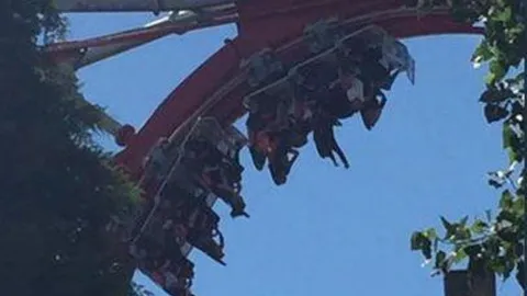 หวาดเสียว! รถไฟเหาะค้างกลับหัวกลางราง เดือนเดียวหลังเพิ่งมีเด็กตาย (คลิป)