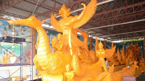 ยิ่งใหญ่ตระการตา งานแห่เทียนโคราช แกะสลักลวดลายประณีตบรรจง (คลิป)