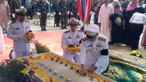 เชิญดินพระราชทานวางหลุมฝังศพ พลฯ กิตติพงศ์ ทหารกล้าพลีชีพอย่างสมเกียรติ