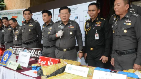 อ้างไม่รู้กระเป๋าใคร แต่ค้นตัวเจอลูกกุญแจ รวบ2หนุ่มขนยาบ้า 1.9 แสนเม็ด