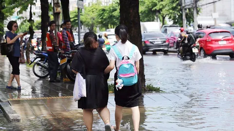 ฝนถล่มกรุง หลายพื้นที่รถหนึบ ‘ลาดพร้าววังหิน’ น้ำท่วมขังเกือบถึงฟุตปาท
