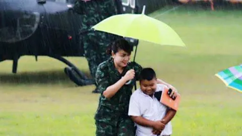 'ผมเอาร่มมาให้ครับ' เปิดใจน้องเดียร์ วิ่งช่วยพี่ทหาร หลังจอด ฮ.ฉุกเฉิน