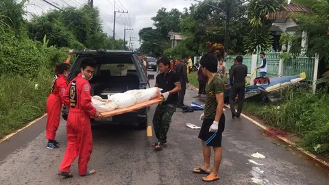 แม่เฒ่าลาว มาตายที่บึงกาฬ นั่งสกายแล็บ โดนรถกระเช้าเทศบาลชนแล้วหนี  