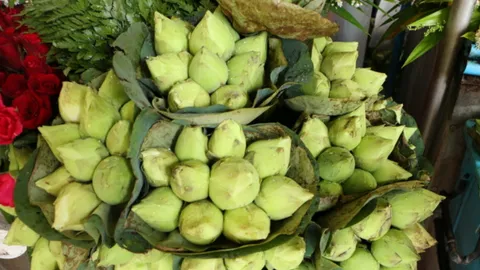 ดอกไม้ราคาพุ่งเกือบเท่าตัว รับเข้าพรรษา เหตุฝนตก-ดอกไม้เน่า 