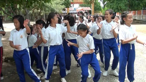 เต้นหนักมาก! เด็ก นร.วัดฝาง ฟ้อนรำขบวนแห่เทียนพรรษา สุดเหวี่ยง(คลิป)