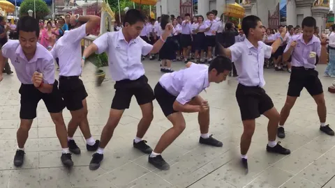 พลิ้วไหวดั่งสายน้ำ! เด็กมัธยมเอวดีเต้นแห่เทียน แดนซ์กระจายสะโพกกระจุย
