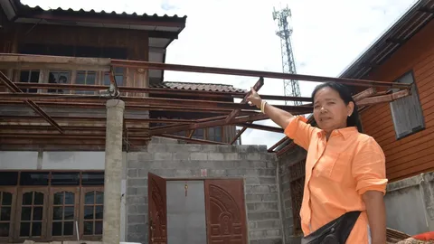 สาววัย 56 ทุกข์หนัก ถูกเสาวิทยุทับบ้านพัง คู่กรณีกลับไม่รับผิดชอบ