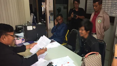 ทหารยศพันตรี พาลูกชายมอบตัว ก่อนประกันสู้คดี ตบหน้า นร.ม.4 ชิงรถ จยย.