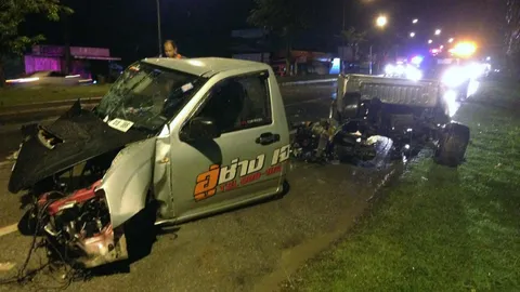 กระบะโหลดเตี้ยพุ่งชนต้นไม้ รถขาด 3 ท่อน สาวคนขับเจ็บ ถูกอัดติดคอนโซล