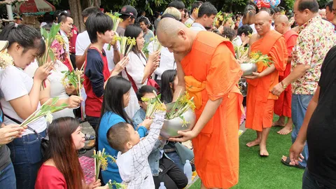 สระบุรีร่วมตักบาตรดอกเข้าพรรษา