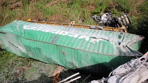 ระทึก รถพ่วงขึ้นต่างระดับบางวัว แหกโค้งตกลงมาทั้งคัน ตาย1 เจ็บ1 (คลิป)