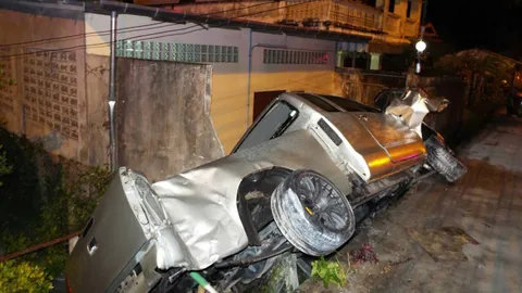 รถบรรทุกข้ามเกาะกลางขวางถนนเข้าภูเก็ต กระบะ 2 คันชนซ้ำ ไถลอัดกำแพงบ้าน