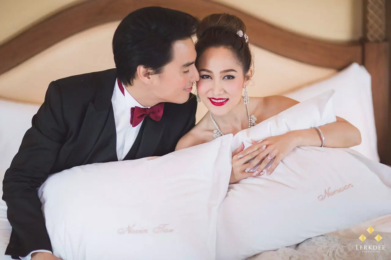 ชมภาพจุใจ! นาวิน ต้าร์-น้ำหวาน แต่งงานชื่นมื่น เพื่อนดาราแห่ยินดี