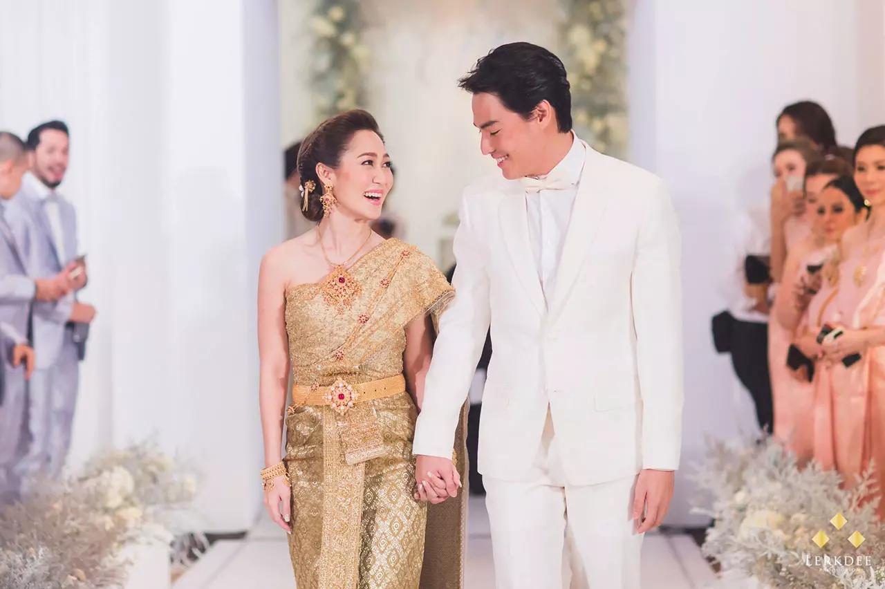 ชมภาพจุใจ! นาวิน ต้าร์-น้ำหวาน แต่งงานชื่นมื่น เพื่อนดาราแห่ยินดี