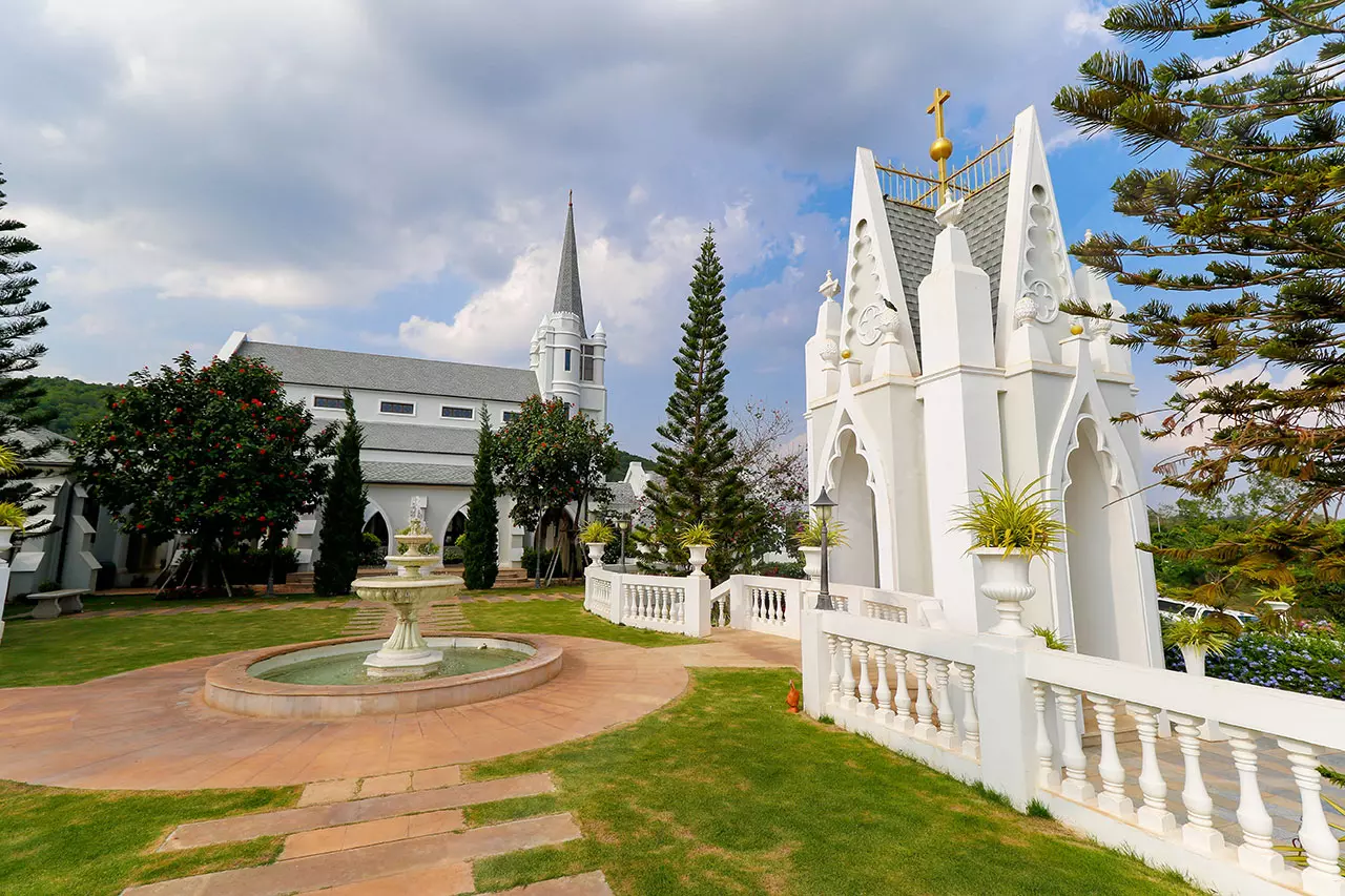 ตกแต่งงดงาม สไตล์อังกฤษ วัดบุญราศีฯ ที่เขาใหญ่