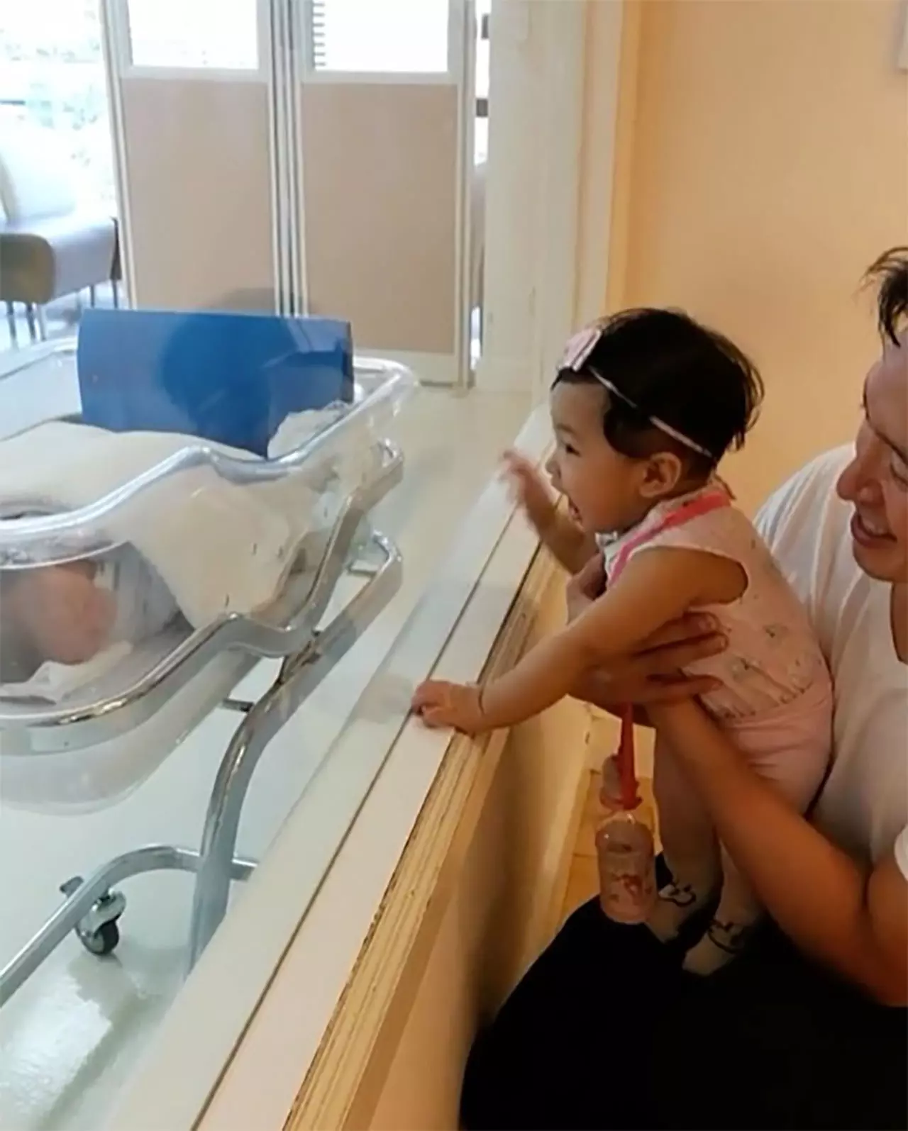 คุยอะไรกันลูก! ลุงชาย อุ้ม น้องปริม อ้อแอ้ๆ ทักทาย น้องตฤณ (ชมคลิป)